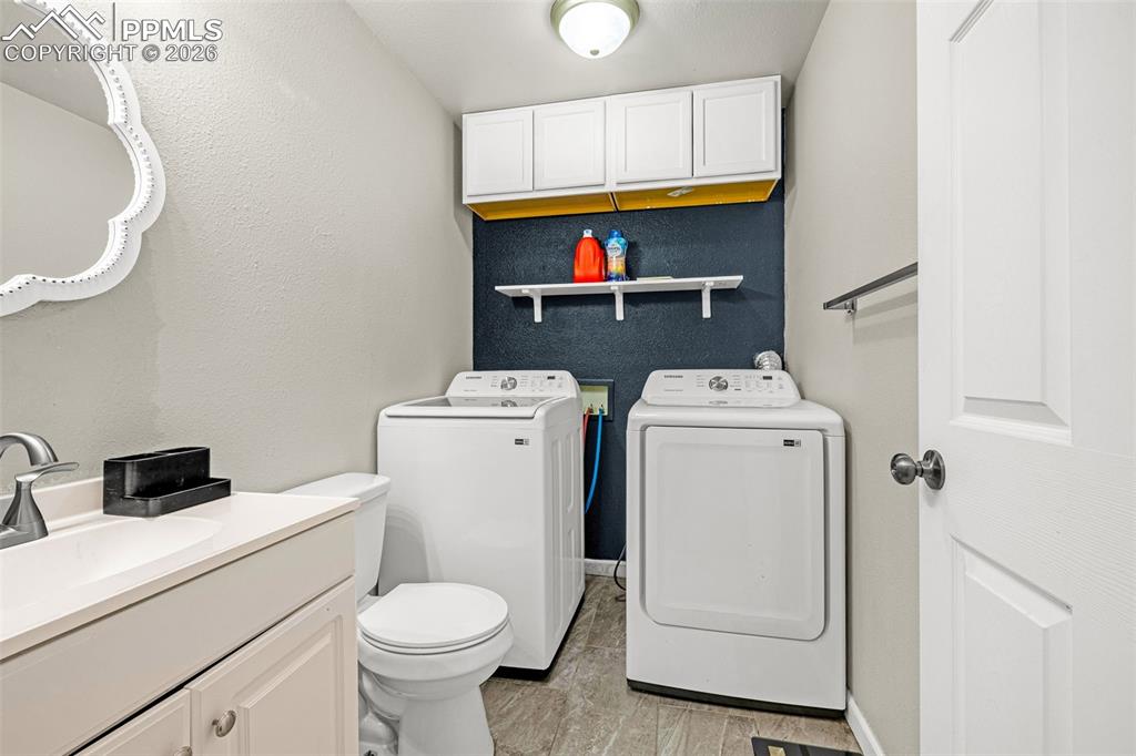 Image 19 of 35: Bathroom