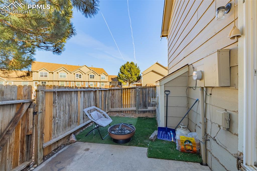 Image 24 of 35: Fenced in back patio