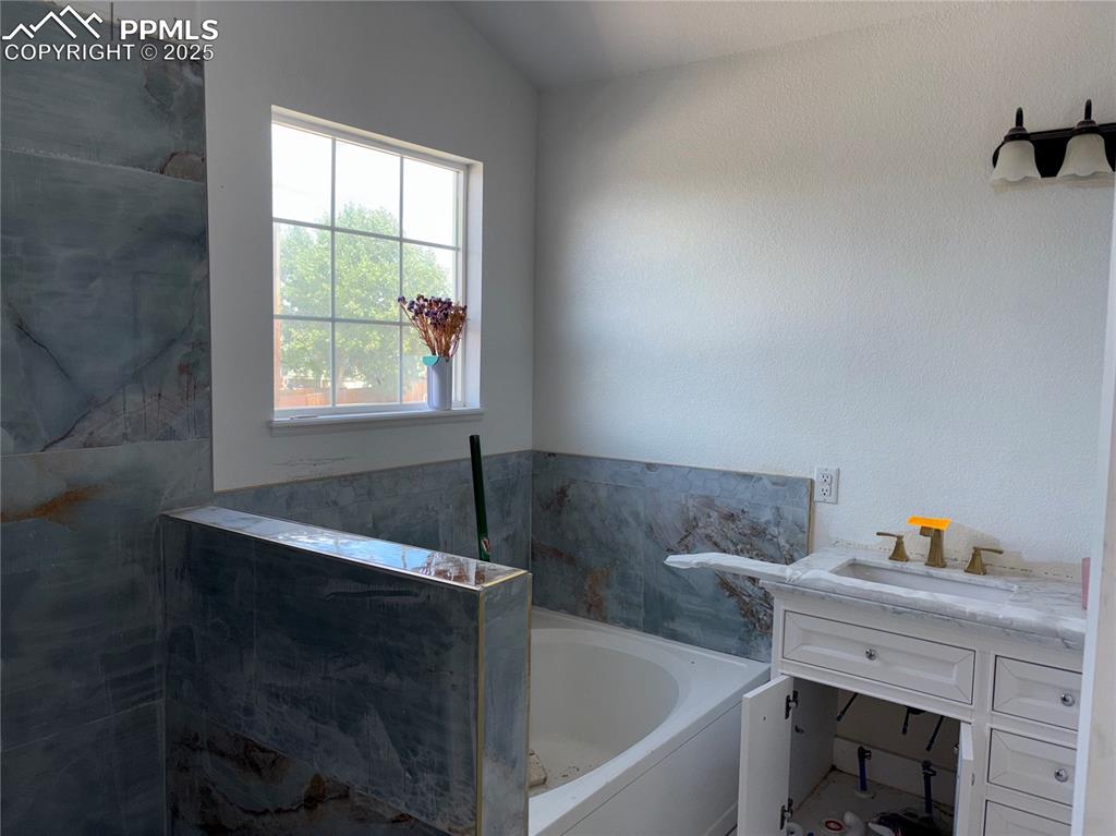 Image 18 of 19: Bathroom