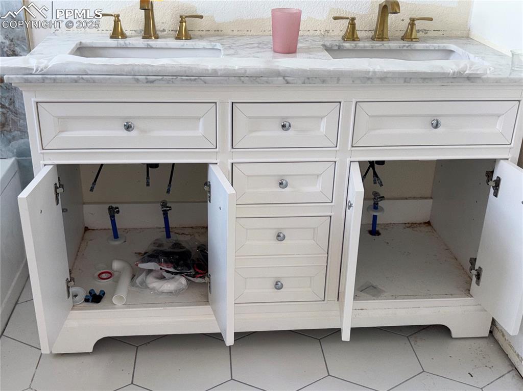 Image 19 of 19: Bathroom