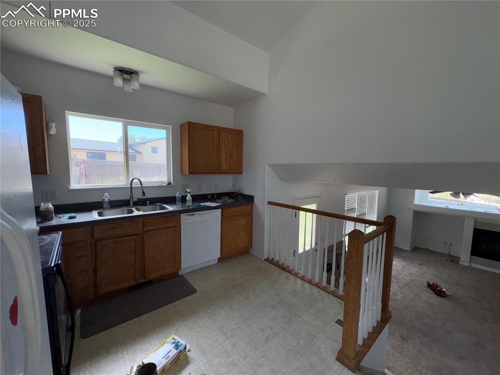 Image 6 of 19: Kitchen