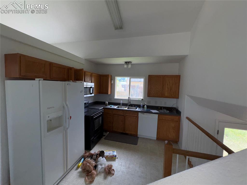 Image 7 of 19: Kitchen