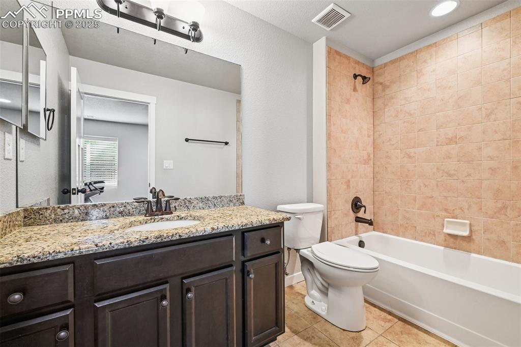 Image 31 of 38: Bathroom