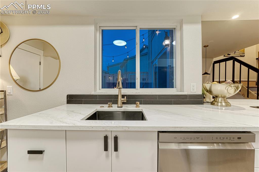 Image 17 of 50: Touchless faucet