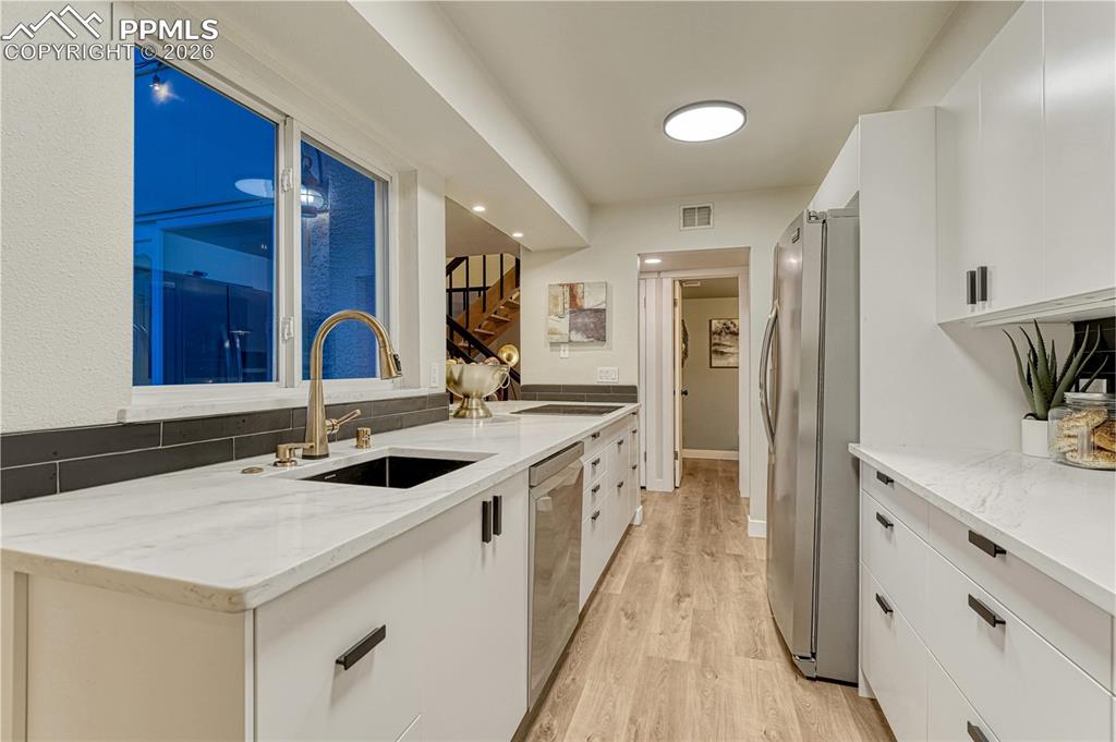 Image 21 of 50: Kitchen