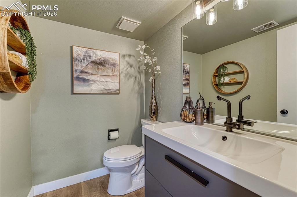 Image 22 of 50: Bathroom