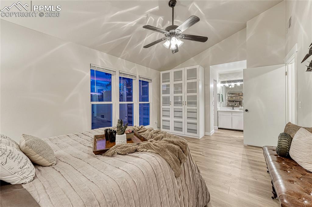 Image 25 of 50: Bedroom