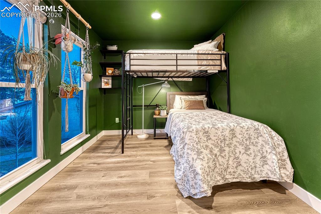 Image 33 of 50: Bedroom