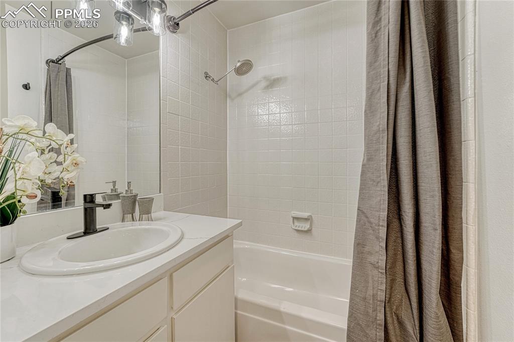 Image 34 of 50: Bathroom