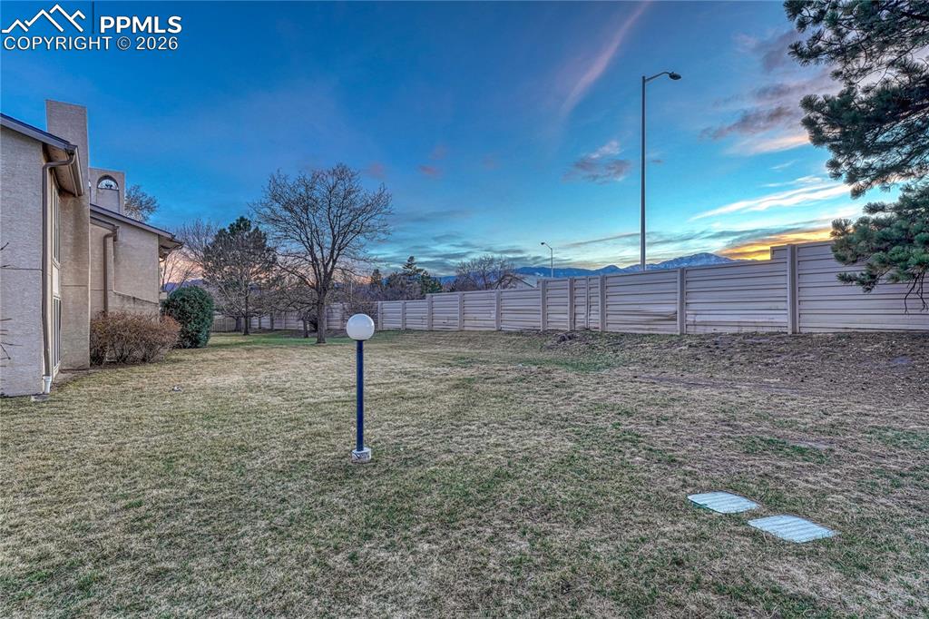 Image 39 of 50: Yard