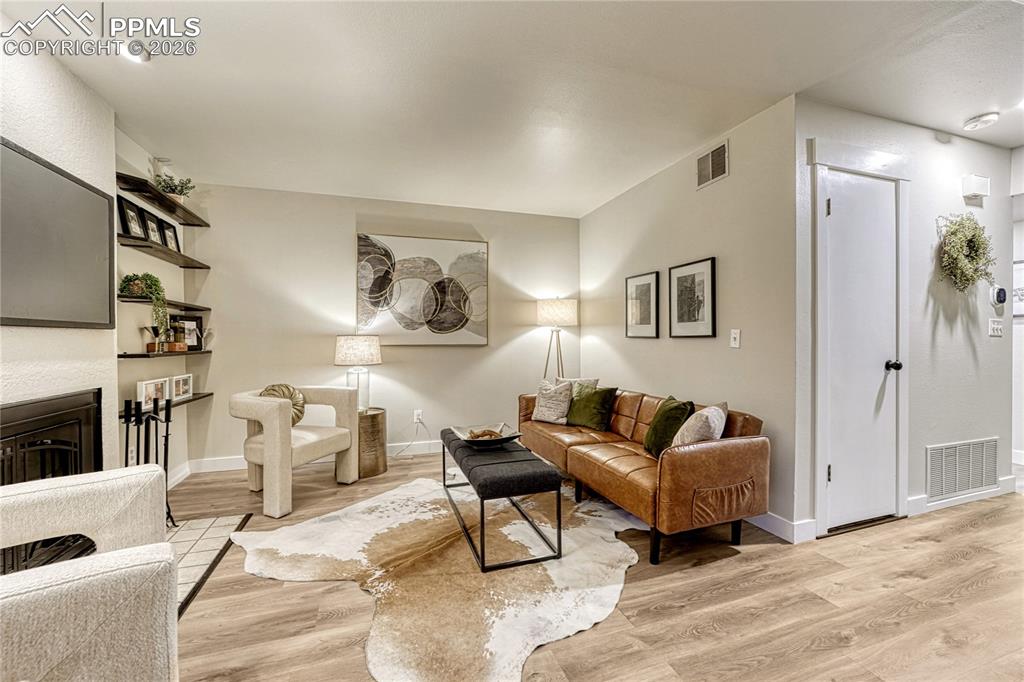 Image 5 of 50: Living Room