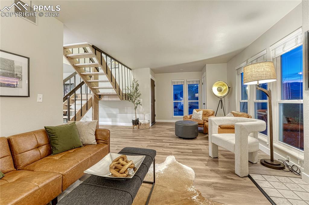 Image 7 of 50: Living Room