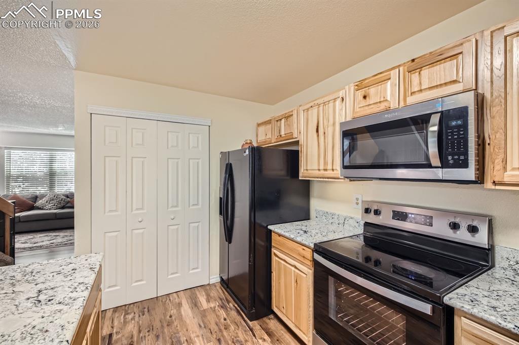 Image 10 of 31: Kitchen