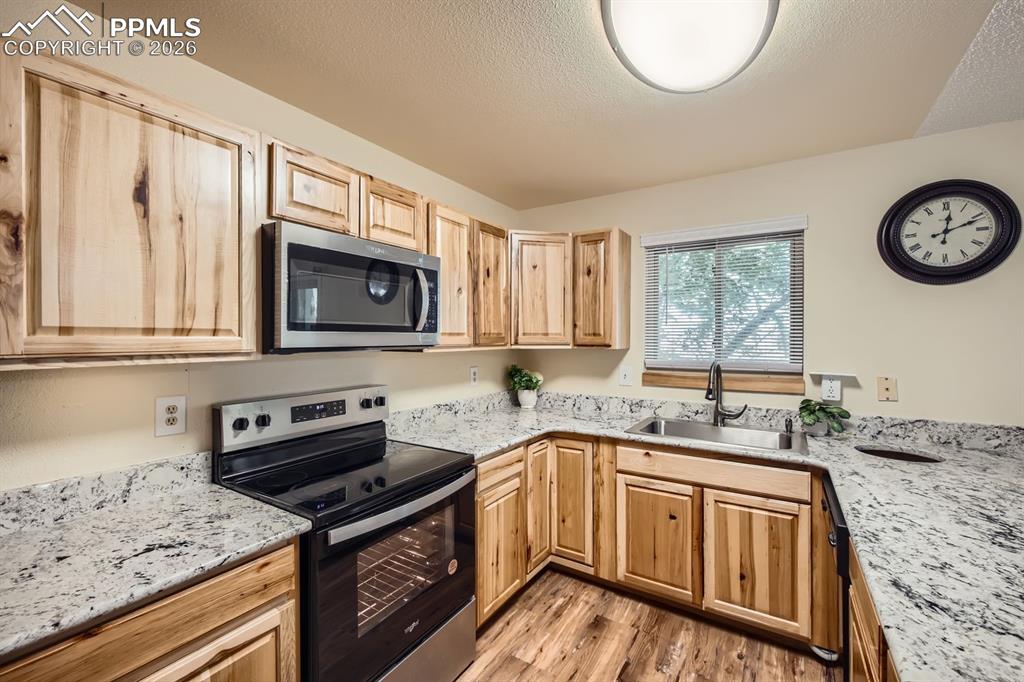 Image 7 of 31: Kitchen