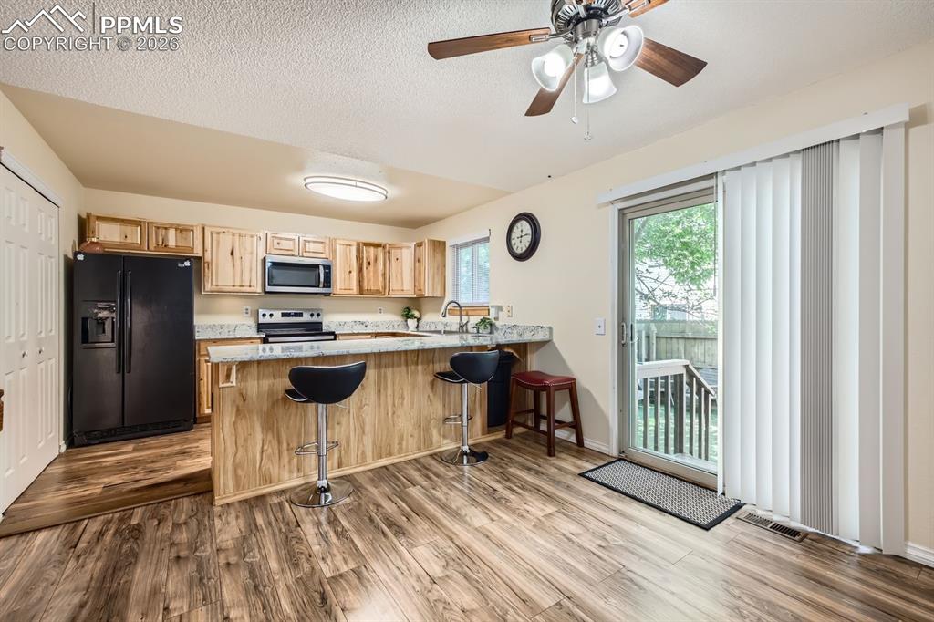 Image 9 of 31: Kitchen