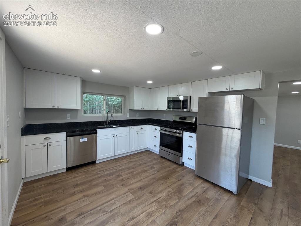 Image 10 of 25: Kitchen