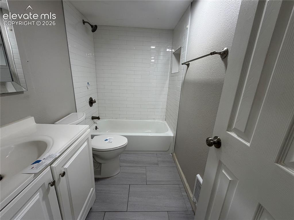 Image 16 of 25: Bathroom