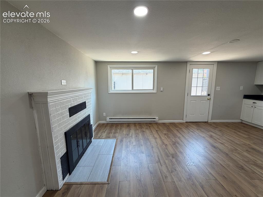 Image 7 of 25: Living Room