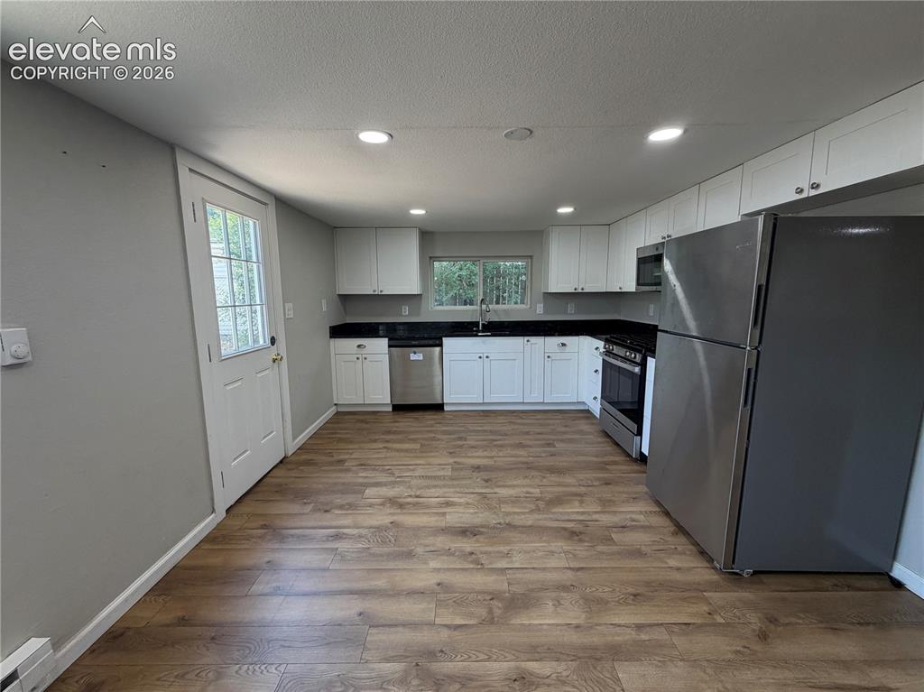 Image 8 of 25: Kitchen