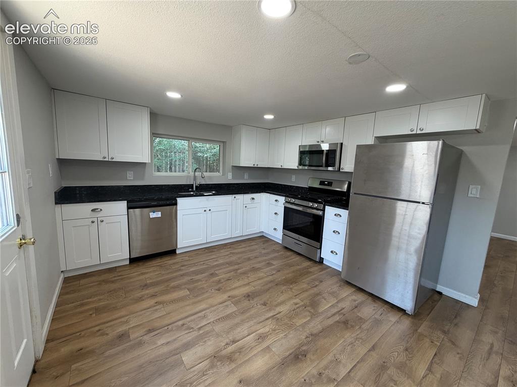 Image 9 of 25: Kitchen