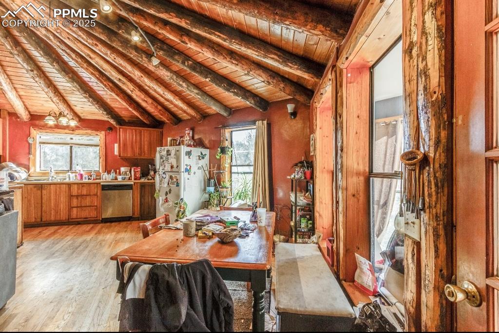 Image 11 of 23: Dining Area