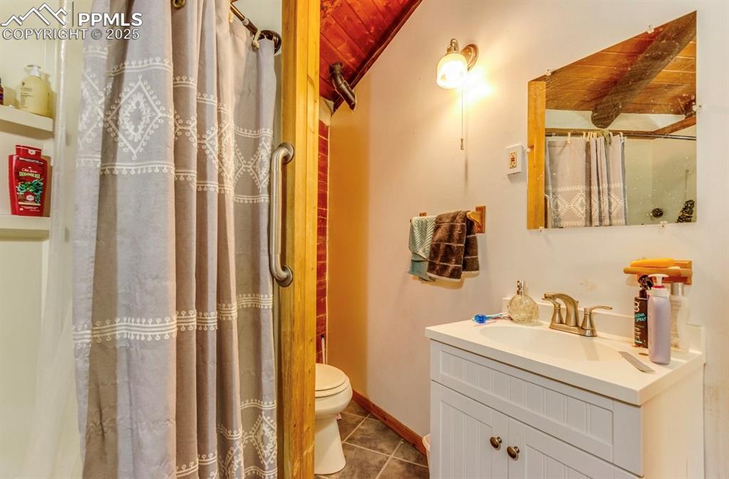 Image 14 of 23: Bathroom