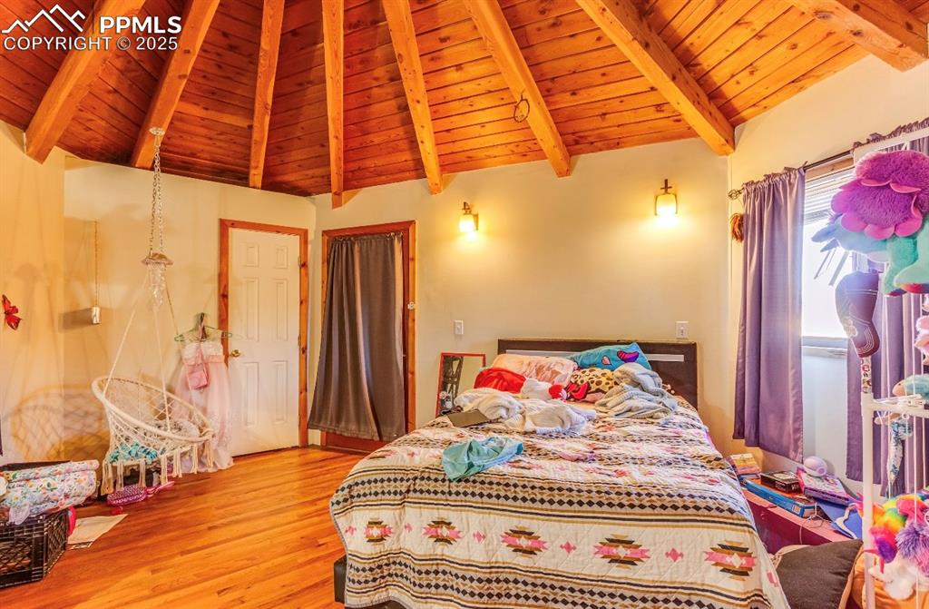 Image 15 of 23: Bedroom