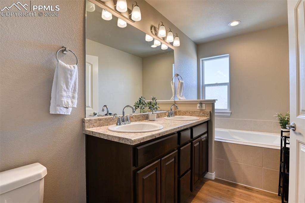 Image 13 of 32: Bathroom