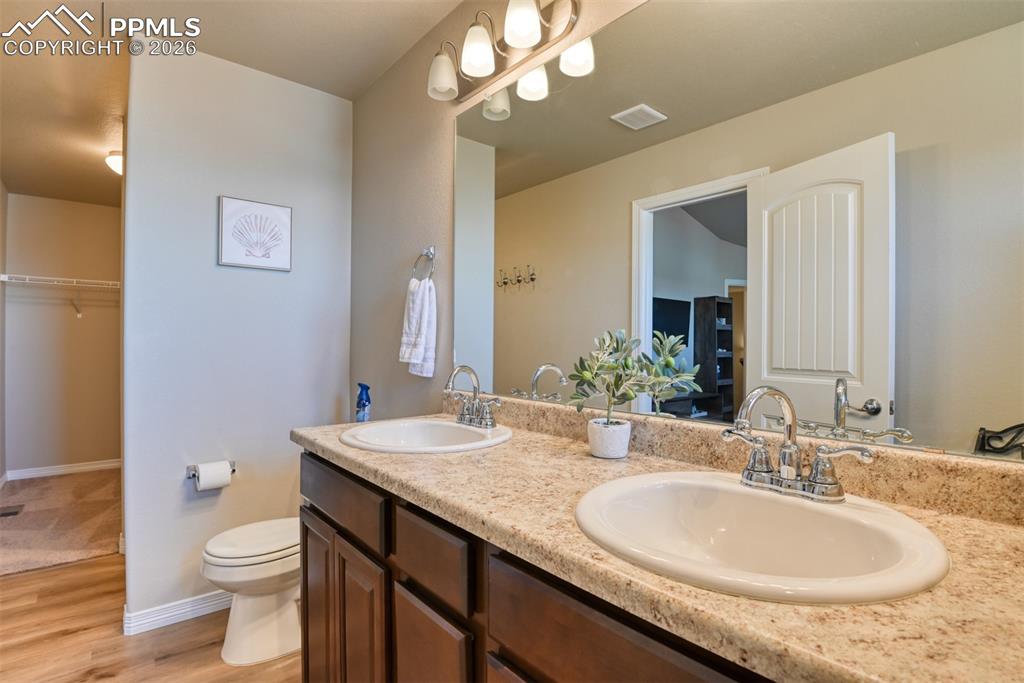 Image 14 of 32: Bathroom