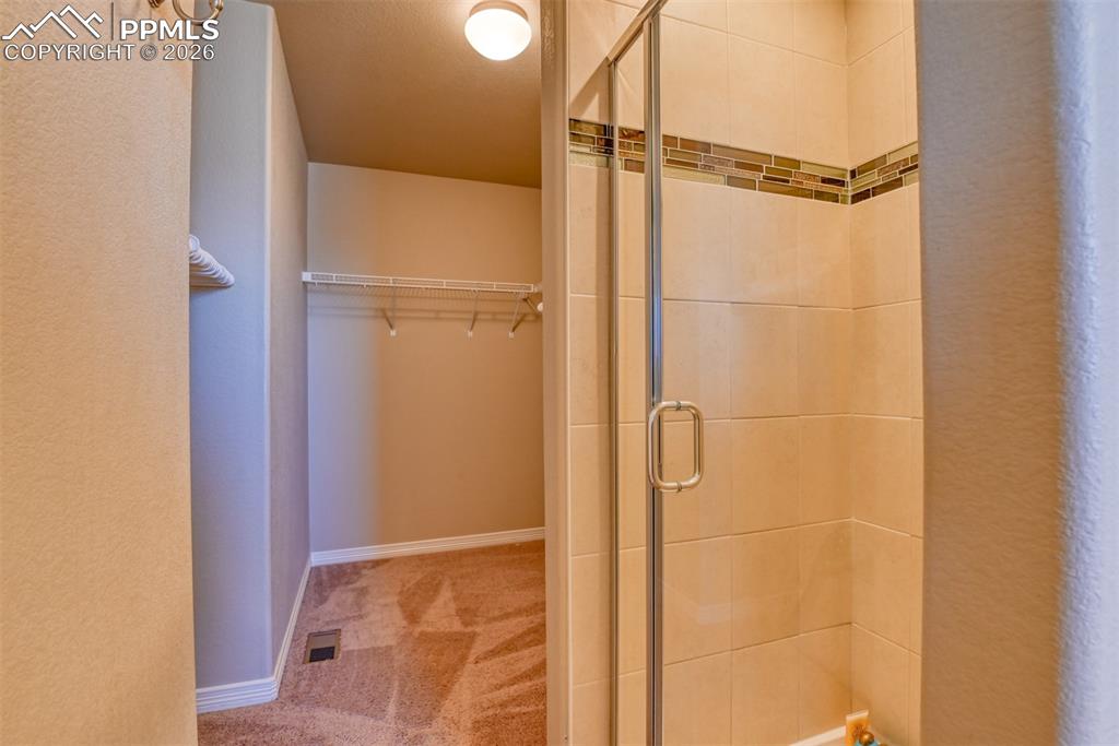 Image 15 of 32: Bathroom