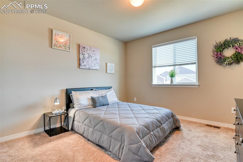 Image 19 of 32: Bedroom