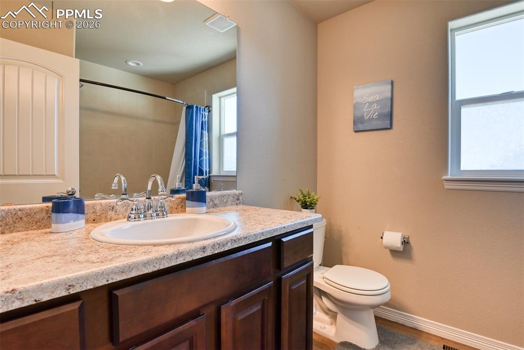 Image 21 of 32: Bathroom