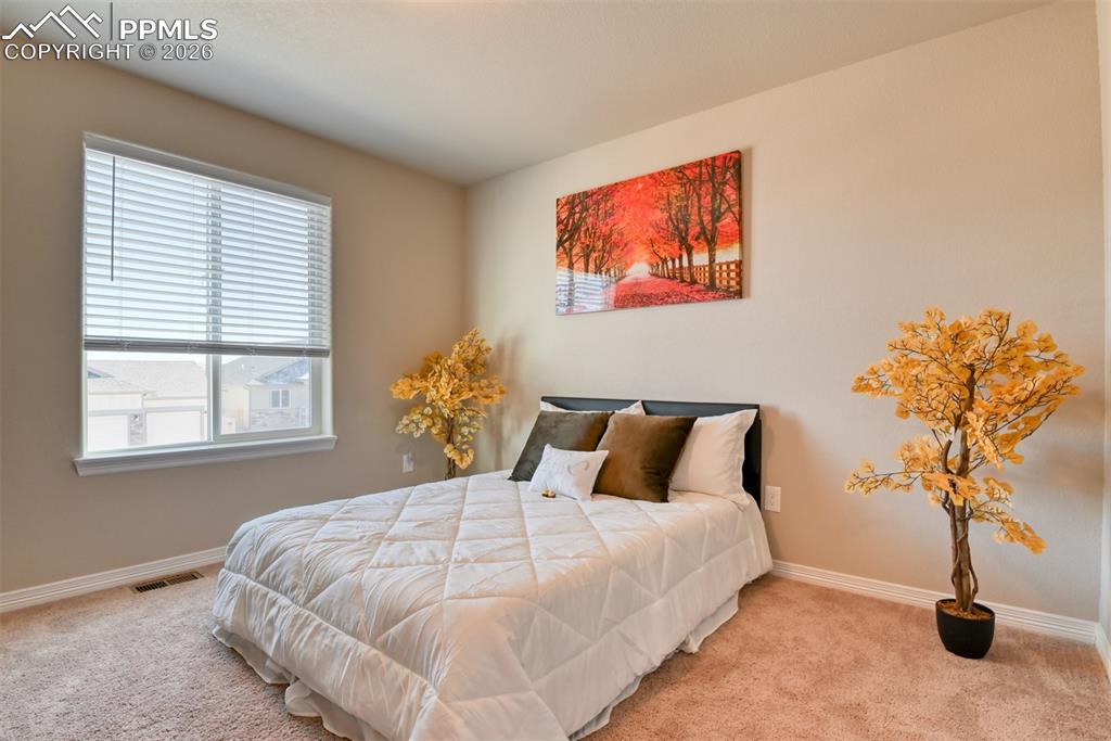 Image 23 of 32: Bedroom