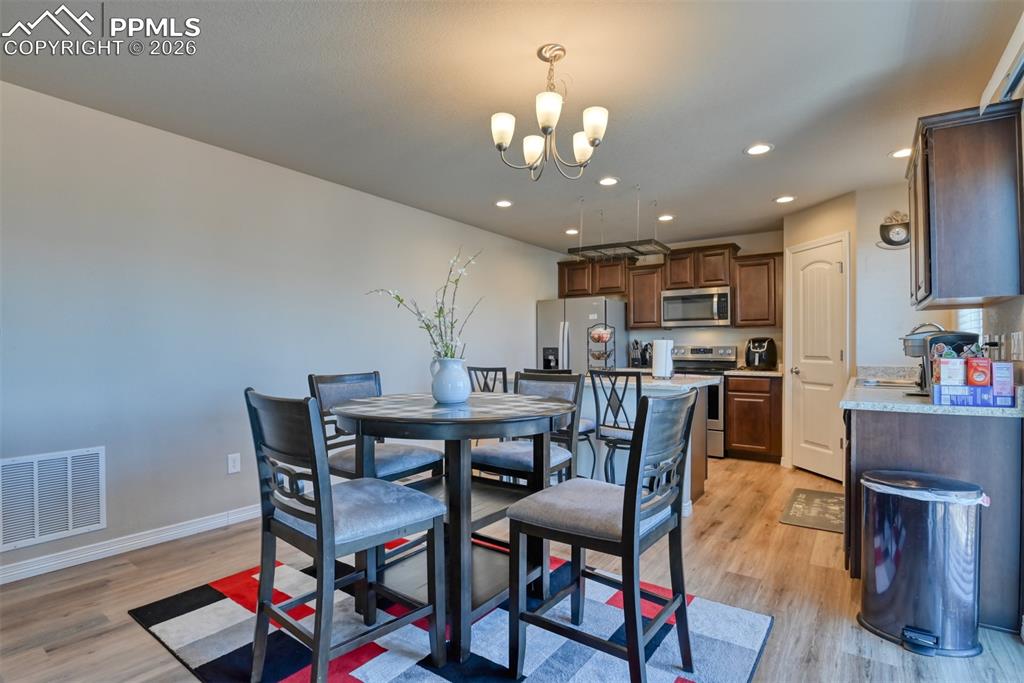 Image 8 of 32: Dining Area