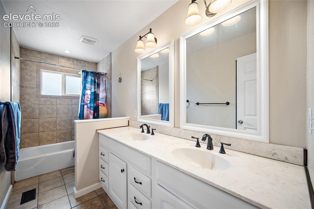 Image 11 of 23: Bathroom