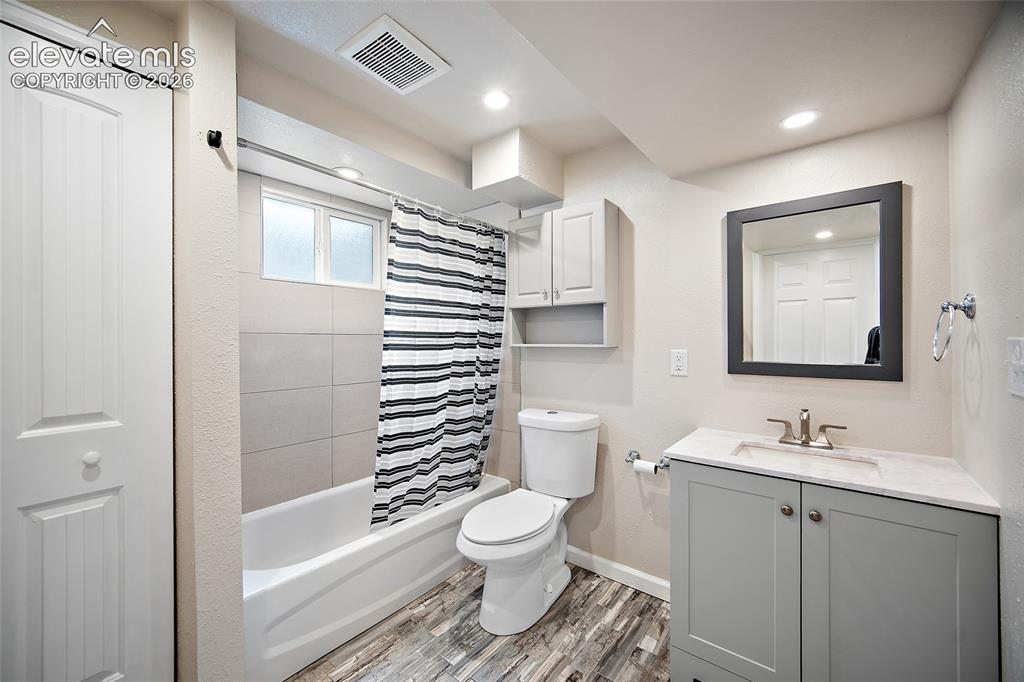 Image 13 of 23: Bathroom