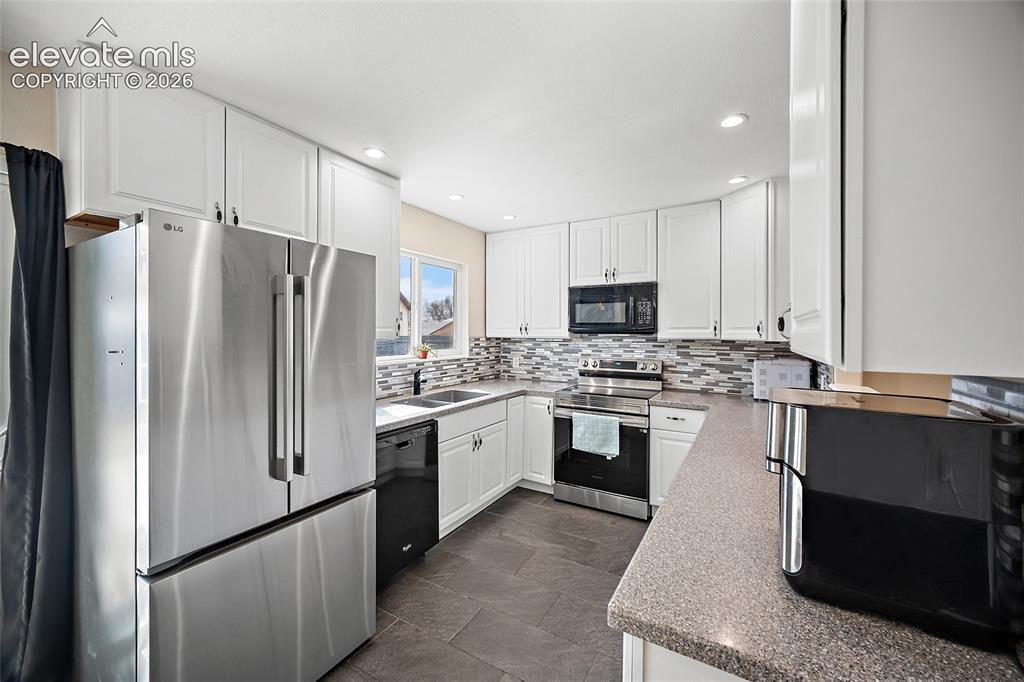 Image 7 of 23: Kitchen
