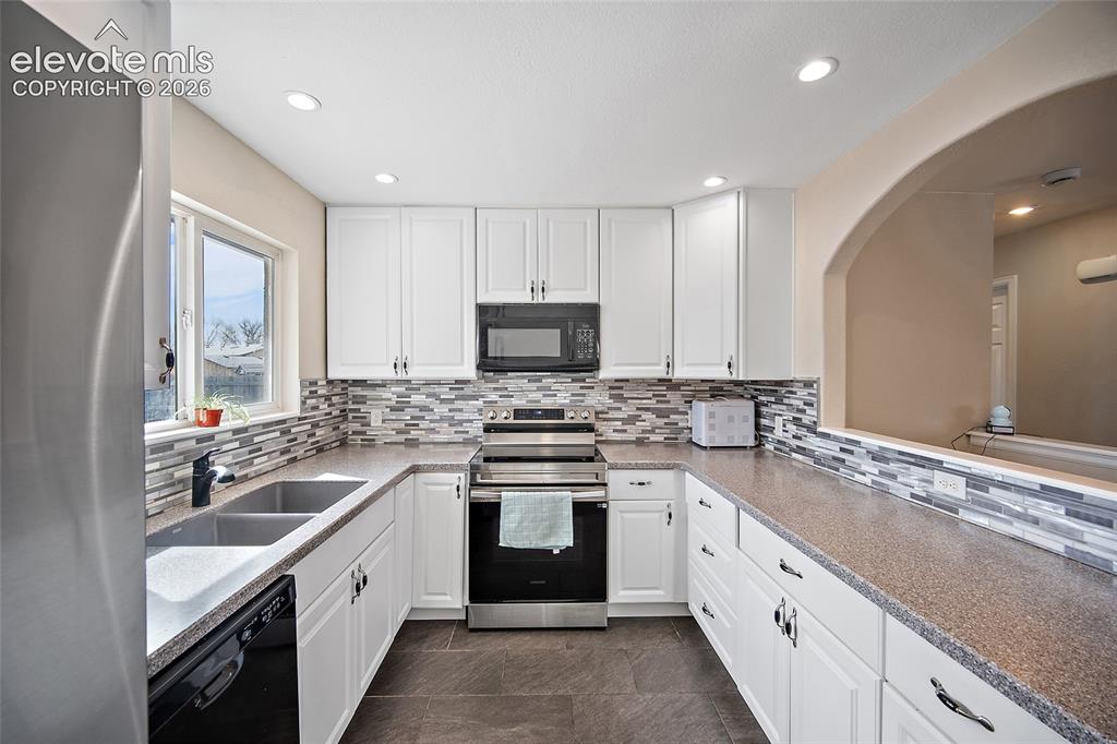 Image 8 of 23: Kitchen