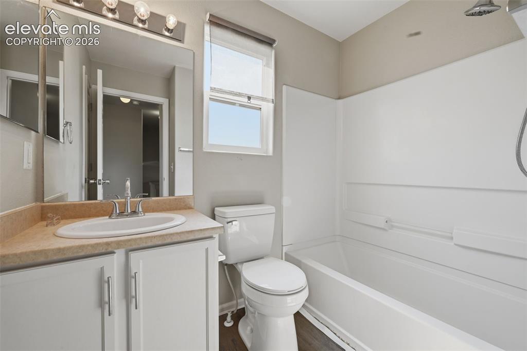 Image 18 of 33: Bathroom