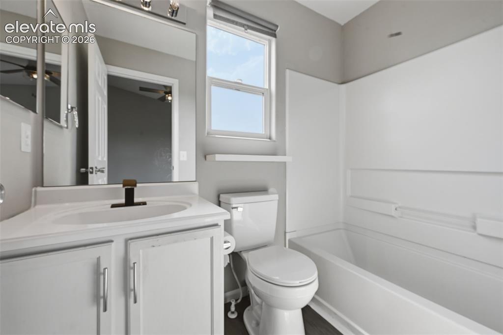Image 4 of 33: Bathroom
