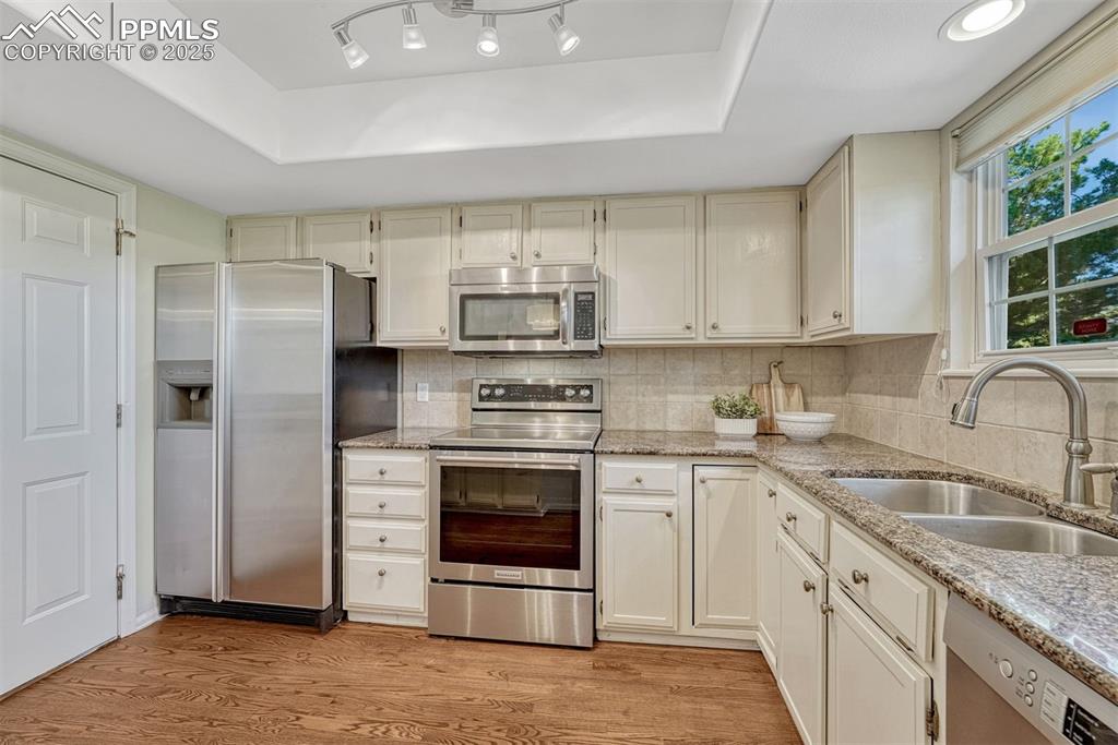 Image 9 of 50: Kitchen