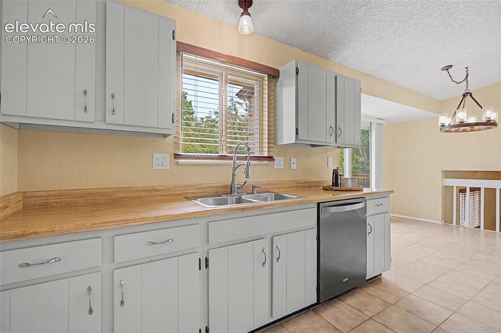 Image 11 of 34: Kitchen