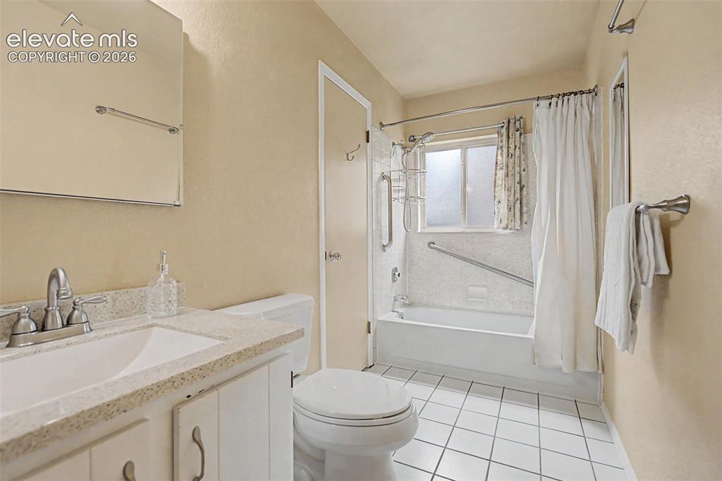 Image 19 of 34: Bathroom