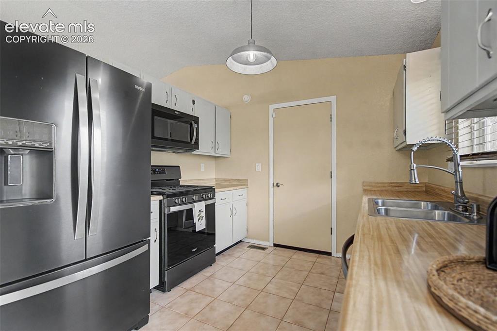 Image 9 of 34: Kitchen