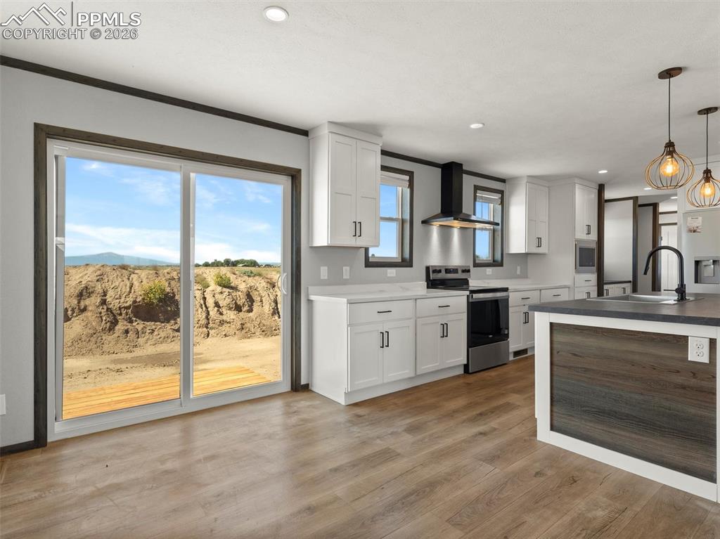 Image 11 of 43: Kitchen