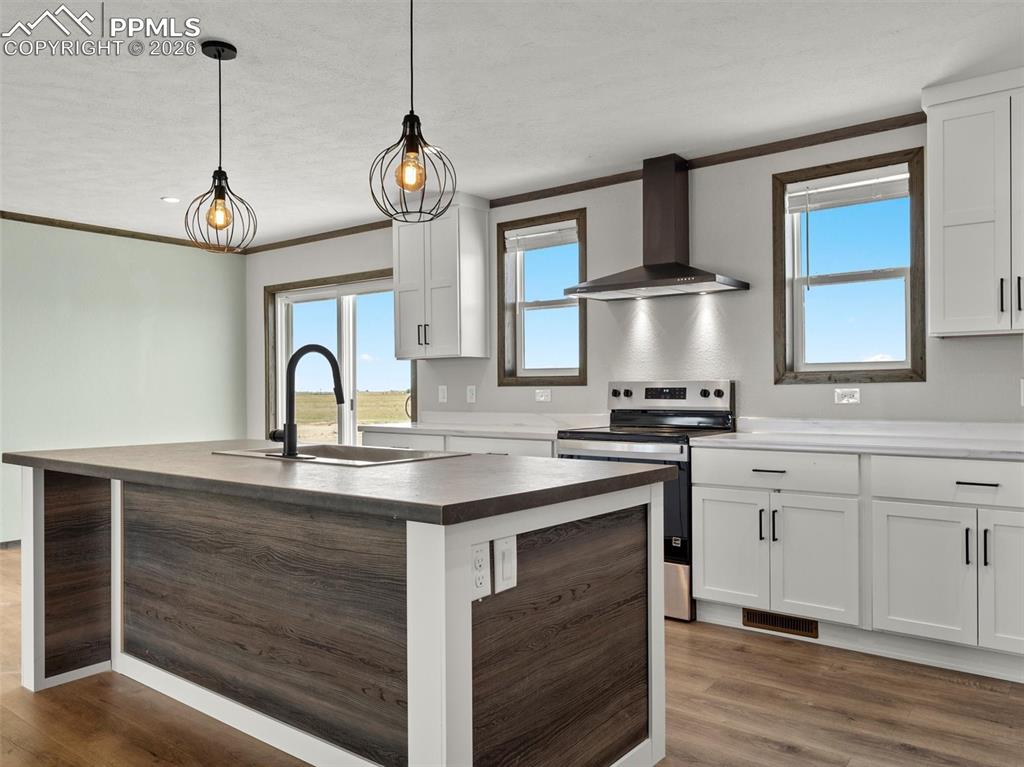 Image 13 of 43: Kitchen