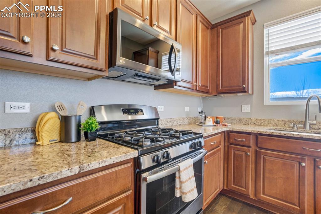 Image 10 of 50: Kitchen