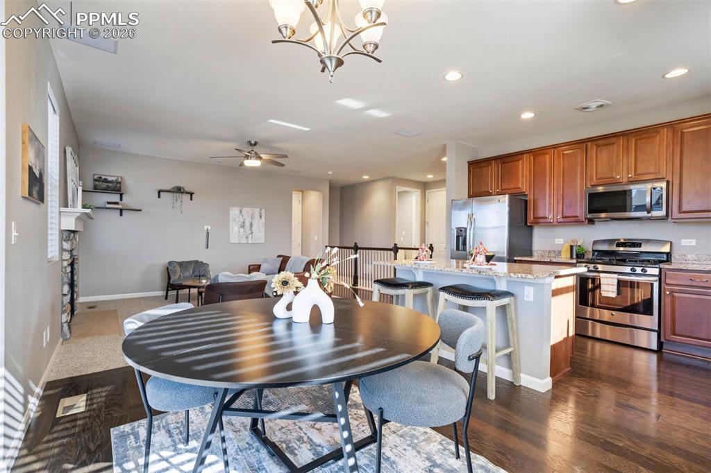 Image 11 of 50: Dining Area