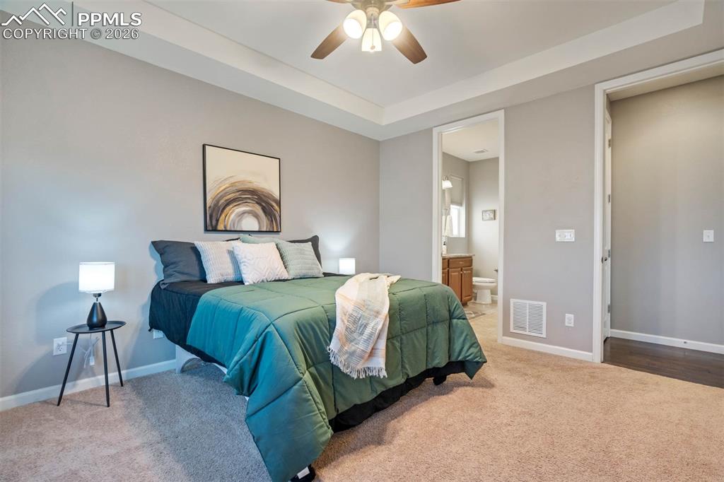 Image 16 of 50: Bedroom