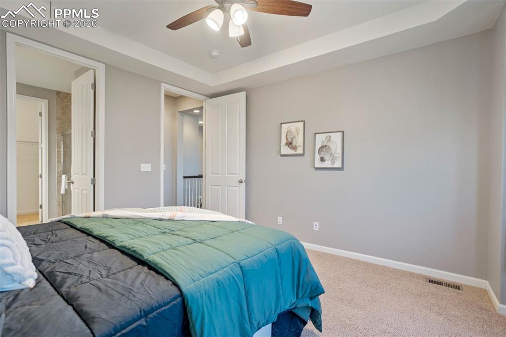 Image 17 of 50: Bedroom